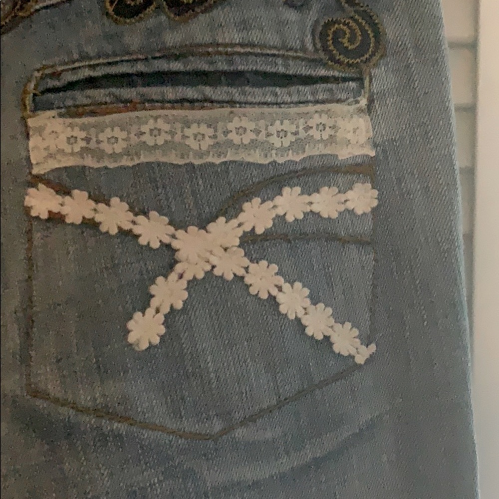 ReDial detailed jeans w/lace, pearl button & more